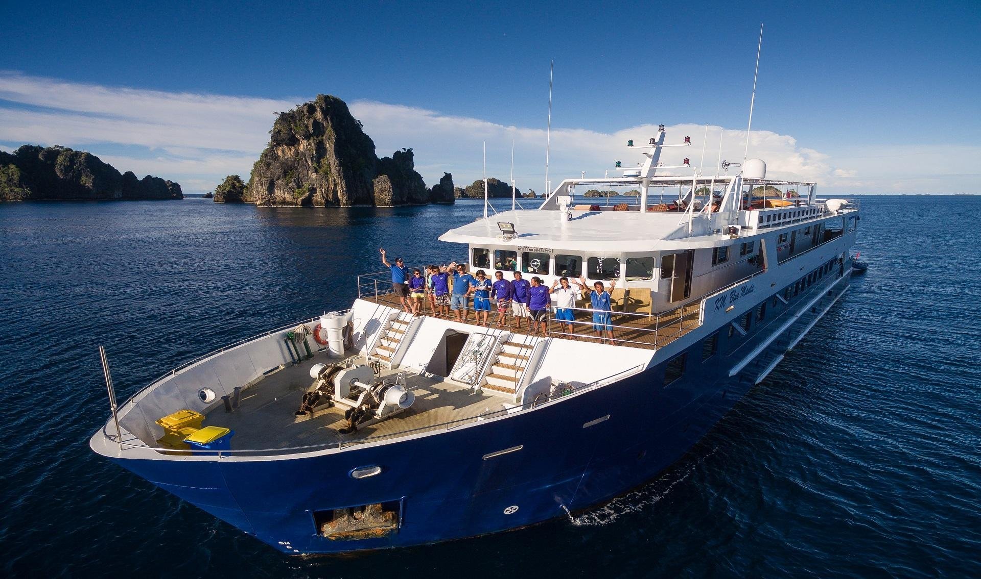 Blue Manta Liveaboard - bovenaanzicht met personeel