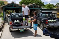 Buddy Dive Duiken - uitladen van Nitrox flessen