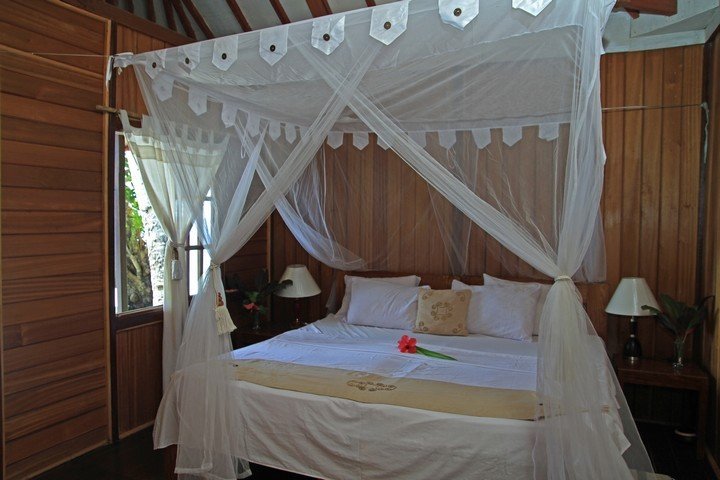 Murex Banga island resort traditionele bungalow