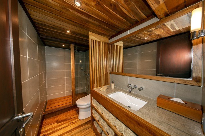 Coralia Master cabin badkamer - Dive and Travel