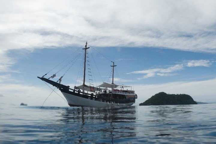 Akomo Isseki Live Aboard - Dive and Travel 