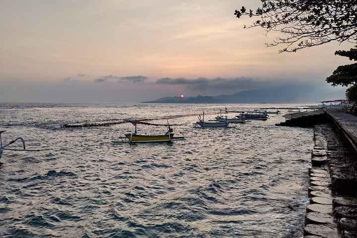 Puri Bagus Candidasa uitzicht op zee tijdens zonsondergang