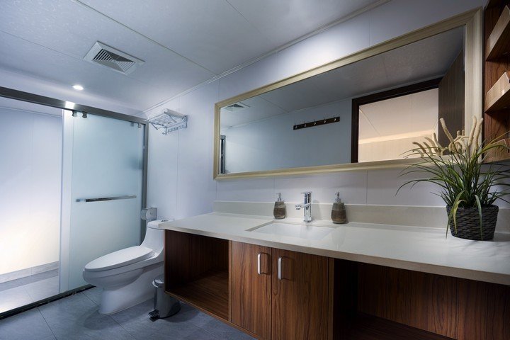 White Manta liveaboard - bathroom cabins 2