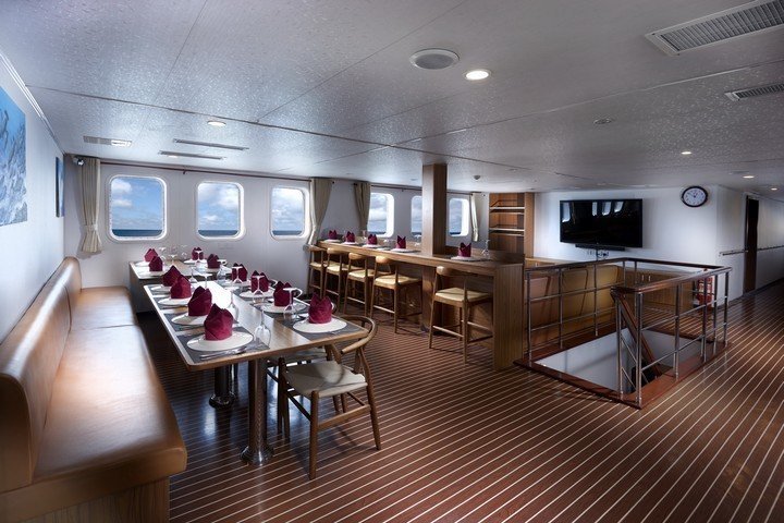 White Manta liveaboard - indoor dining