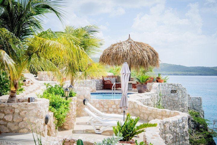 Lagun Blou Curaçao ligbedden aan zee