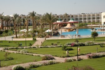 Brayka Bay Resort - uitzicht op zwembad