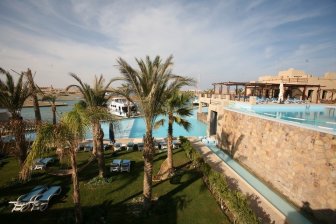 Marina Lodge - zwembad met ligbedden