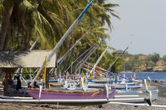 Bali Duikrondreis - strand met zeilboot