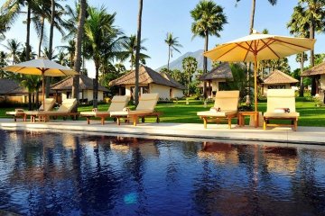 Kubu Indah Dive & Spa Resort - Ligstoelen bij het zwembad