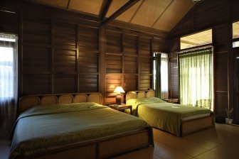Thalassa Dive Resort - Double bed met single in de bungalow