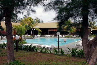Layang Resort - zwembad met ligbedden
