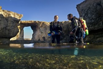 Moby Dives - Staande duikers bij de Azurewindow