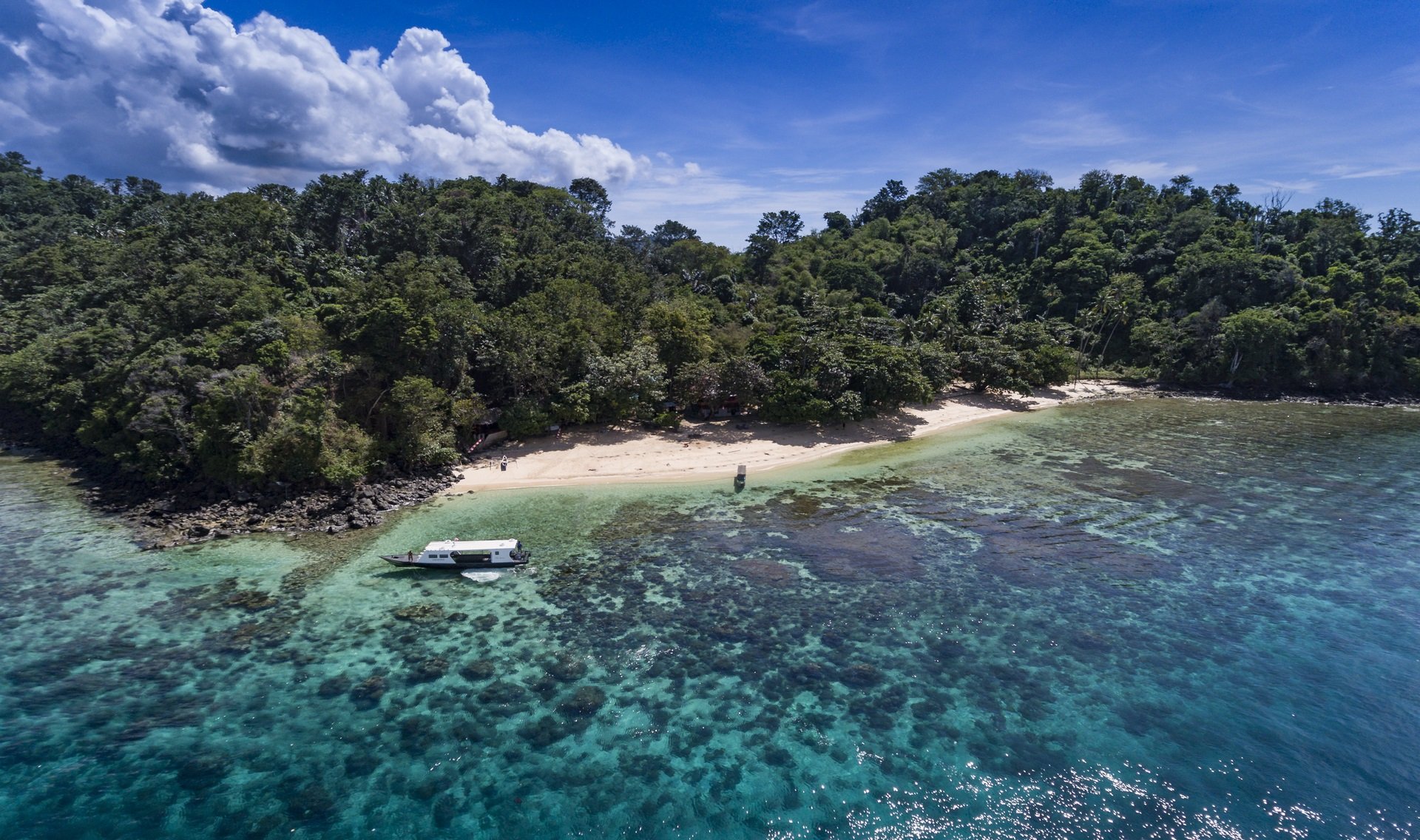 Luchtfoto Bangka Island Resort Manado 