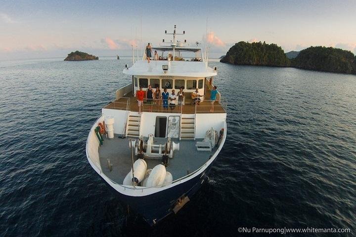 Blue Manta Liveaboard - bovenaanzicht drone