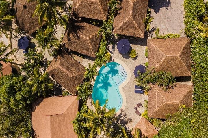 Magic Island Dive resort drone foto zwembad