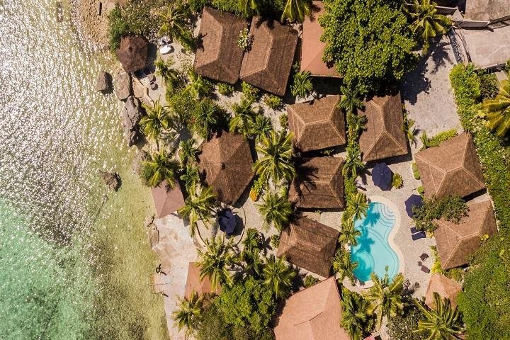 Magic Island Dive Resort drone met huisrif